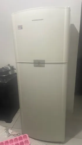 Vendo geladeira usada,está com um vazamento na parte do reservatorio