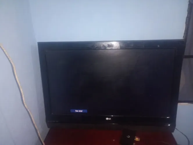 TV LG 42" modelo 42LC2RR. Tela grande, imagem boa.