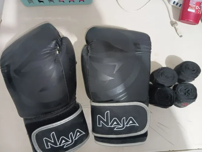 Luva NAJA, 14oz (usada poucas vezes), contendo 4 bandagens.