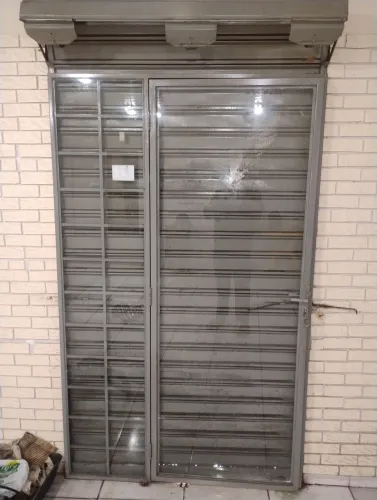 Estrutura de vidro para porta de enrrolar