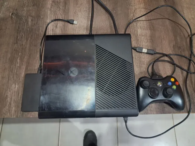 XBOX 360 SUPER SLIM DESBLOQUEADO COM CONTROLE ORIGINAL HD 500 GIGAS LOTADO DE JOGOS..