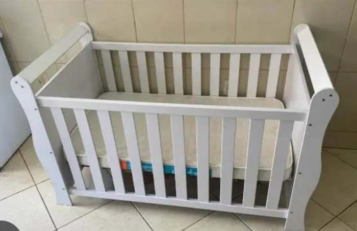 Vendo berço americano em ótimo estado junto com colchão, pouco tempo de uso