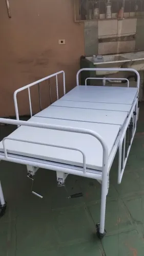 Cama hospitalar com grades e rodas 