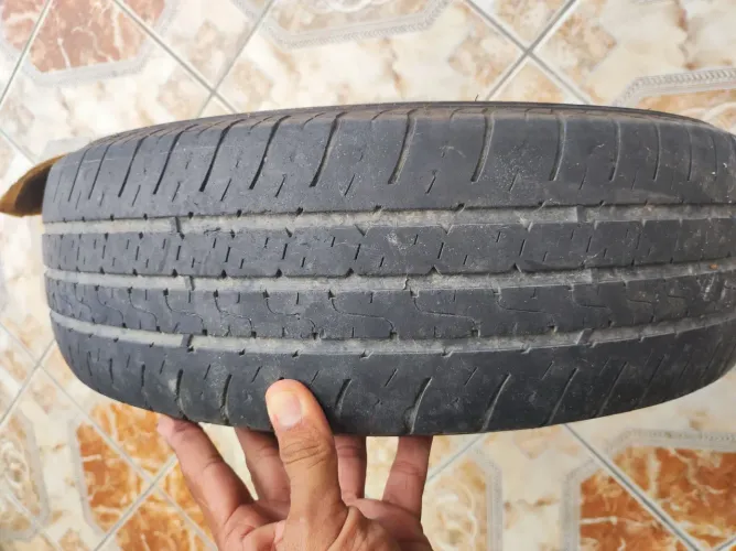 Vendo pneu GoodYear 175/ 70 aro 13 ótimo estado de conservação
