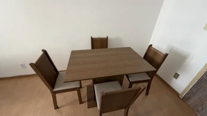 Vendo mesa com 4 cadeiras. Apenas 2 semanas de uso