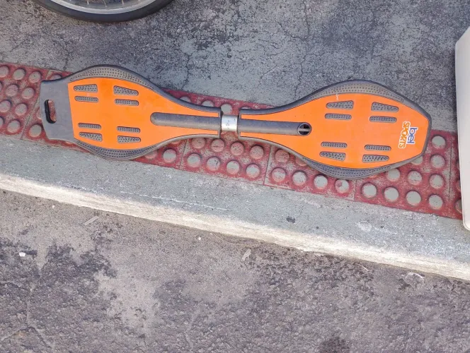 Vende se um skate duas rodas