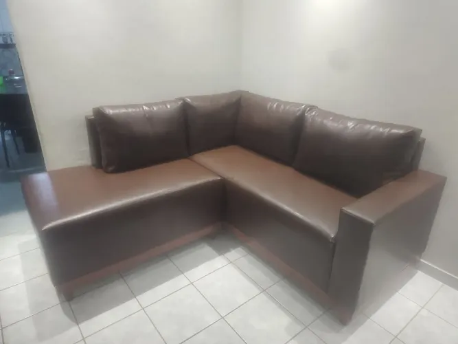 Sofá em L chayse em couricimo.