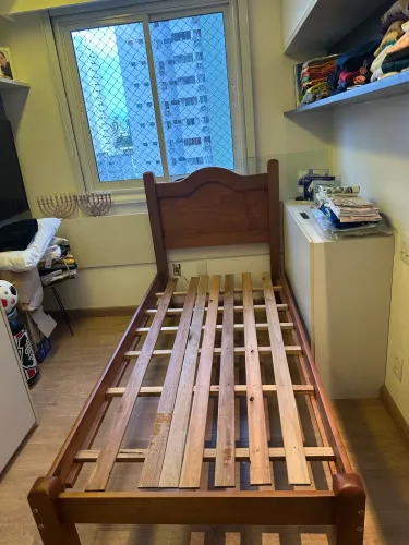 Cama de solteirão semi nova de madeira Maciça 