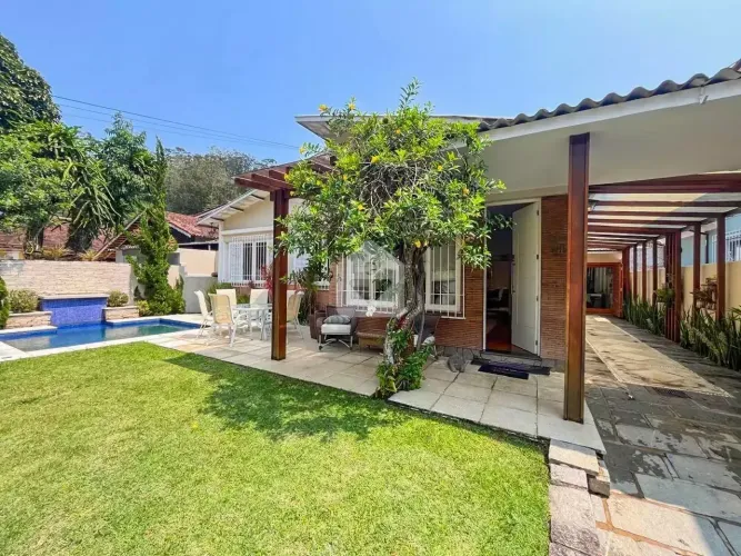 Casa linear para venda com 4 quartos, 420m² - Mosela - Petrópolis/RJ