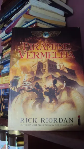 A Pirâmide Vermelha-Rick Riordan( autor da série Percy Jackson e os olimpianos)