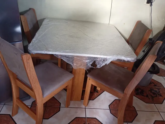 Mesa de jantar com quatro cadeiras nova menos de um mês comprado na loja