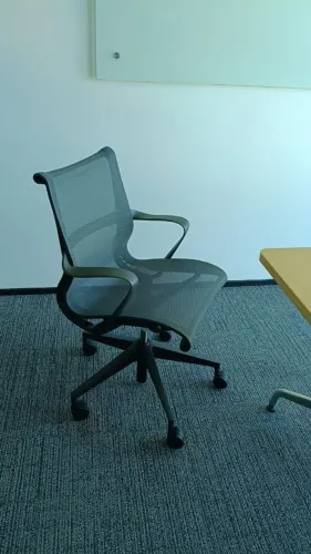 Cadeira Herman Miller em ótimo estado.