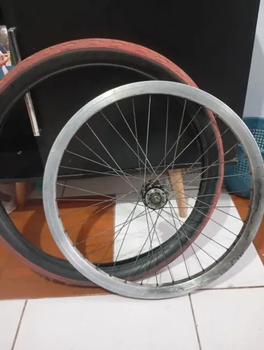 Vendo roda vmax e pneu aro 26, R$ 70 aceito proposta 