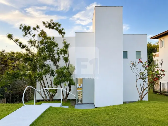 Casa de 3 dormitórios à venda no Cacupé
