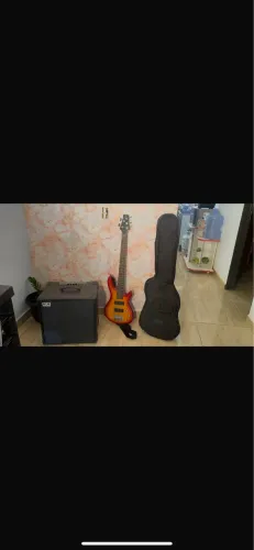 baixo 5 cordas e amplificador cubo