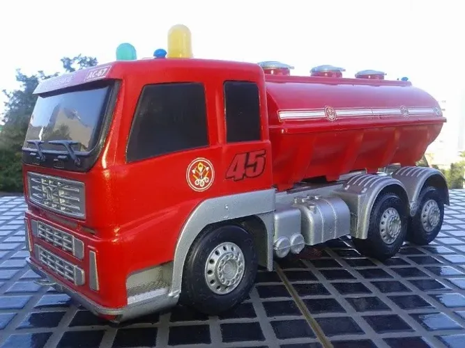 MINIATURA CAMINHÃO VOLVO FM 2000 CISTERNA ESCALA APROXIMADA 1/32.