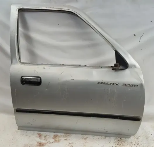 Porta Dianteira Direita Toyota Hilux 1995 a 2004 com detalhe