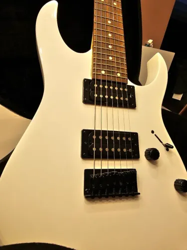 Explore novos horizontes musicais com a Guitarra Ibanez 7 Cordas Impecável!