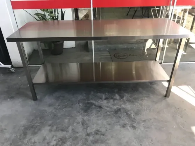 Mesa em inox nova com prateleira lisa