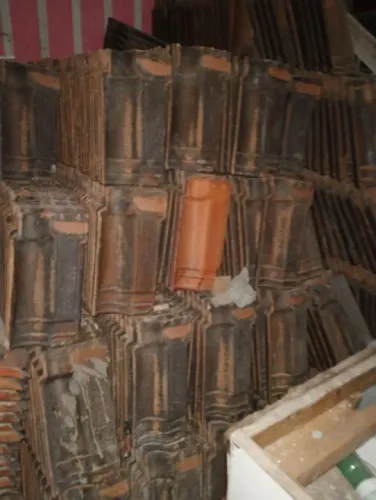 Telhas de cerâmica usadas