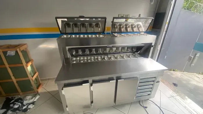 Pizzarola/condimentadora refrigeradora em aço inox sob medida com cubas