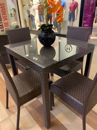 Mesas com 4 e 12 lugares