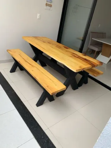 Mesa toda em madeira com base em (X) 