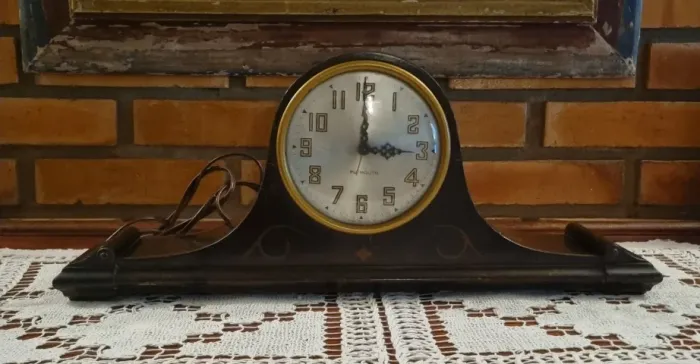 Raro relógio elétrico de mesa Plymouth