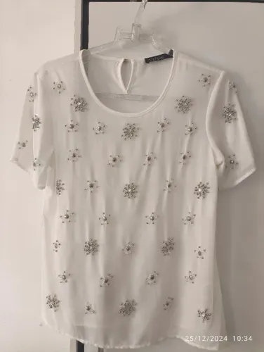 Blusa branca com pedrarias