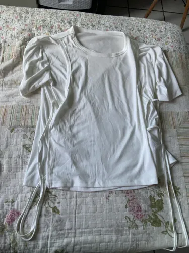 Blusa branca com detalhes laterais