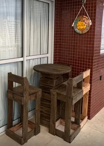 Conjunto de Mesa e Cadeiras de Madeira Rústica em Palet 