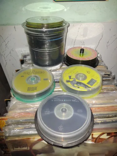 Lote de Cds originais, gêneros diversos, sem as capas, usados, perfeito estado.