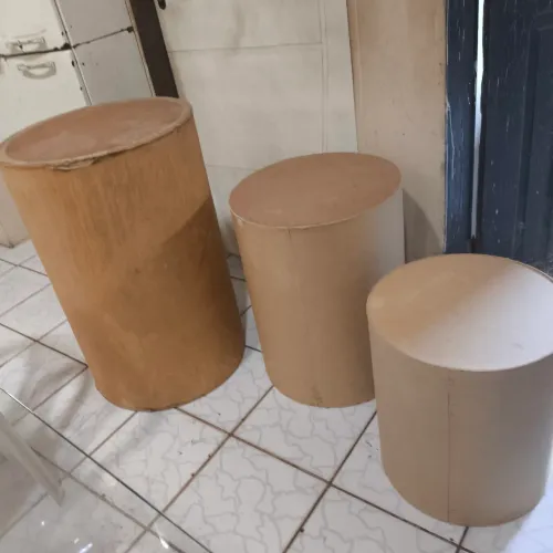 Cilindros de MDF para decoração de festa.