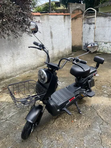 Moto elétrica muito nova.