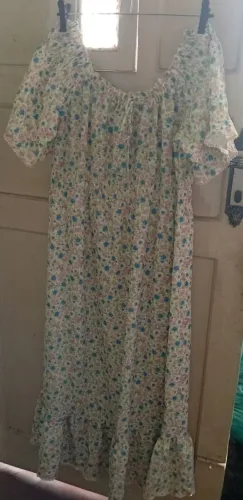 Vestido floral com mangas bufates, longo