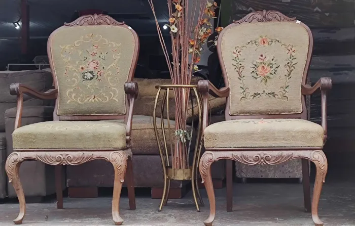 Par de Cadeiras Vintage com Estofamento Floral