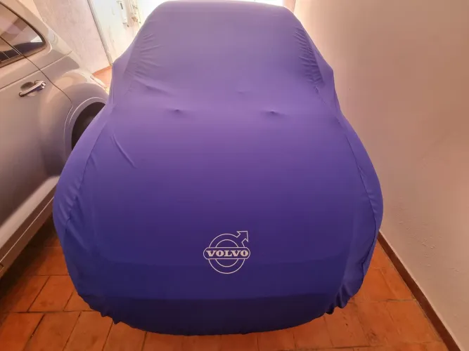Capa de proteção Volvo C30 em Helanca com logotipo