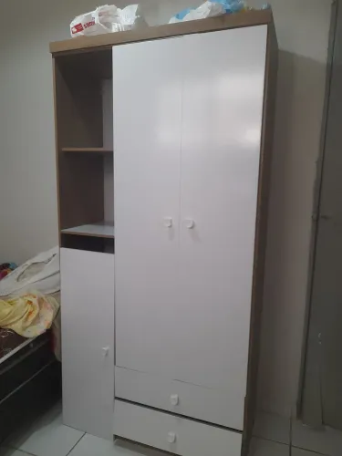 Guarda-Roupa Infantil Branco com Detalhes em Madeira