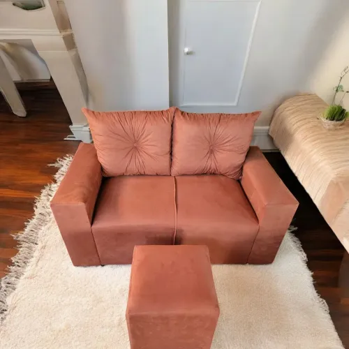 Sofá de 2 lugares em suede bege