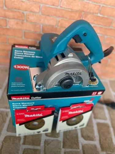 Makita - Serra mármore com 1.300 watts e 2 discos