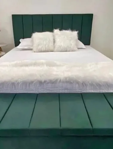 Cama de Casal Estofada Verde com Cabeceira e Peseira