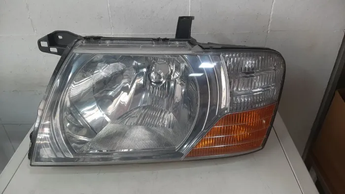 Farol pajero 2003 a 2007