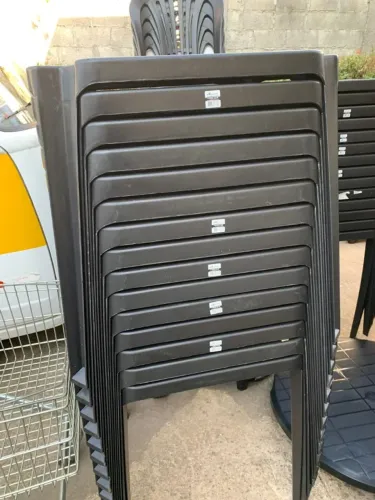 vendo 5 mesas de plástico seminovas pretas