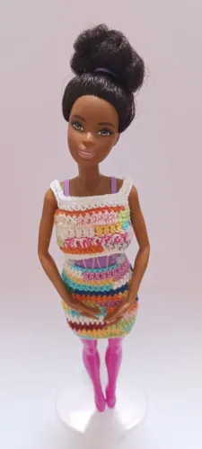 Roupa de Barbie feito em crochê - saia e cropped