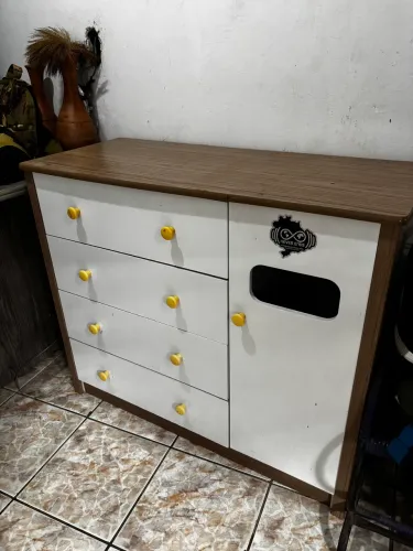 CÔMODA 4 GAVETAS E PORTA