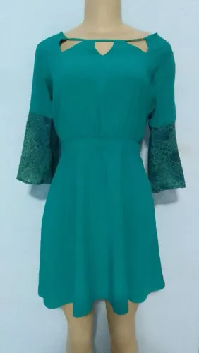 Vestido verde de manga com renda tam P