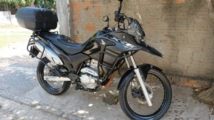 Motocicleta Honda XRE 300 2021 com acessórios