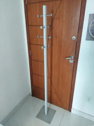 Cabideiro de chão branco com base em metal