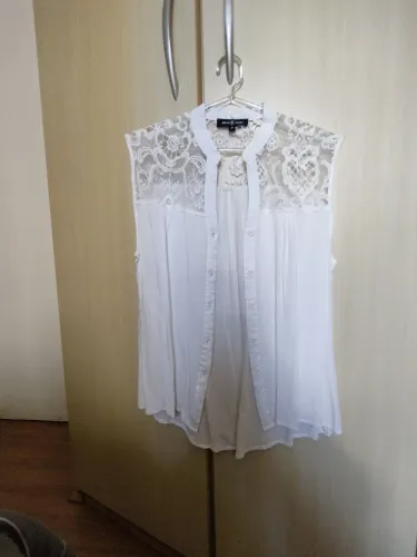 Blusa branca de renda