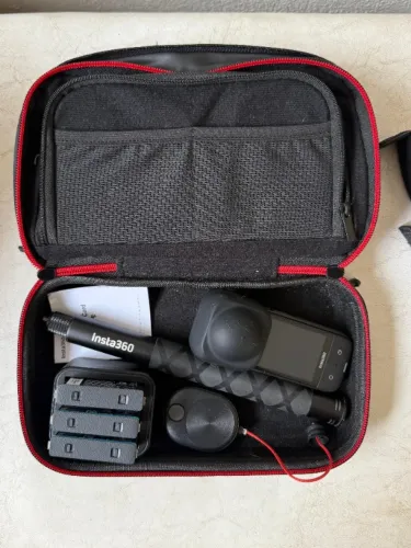 Camera Insta360 X3 com acessórios